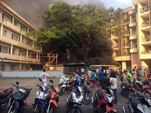 Nhà xe KTX Đại học Y Dược TP.HCM phát hỏa, sinh viên hoảng hồn