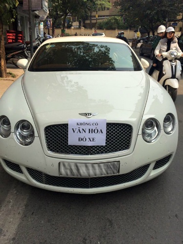 Siêu sang Bentley bị dán giấy "không có văn hóa đỗ xe" giữa Hà Nội