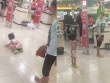 Hà Nội: Mẹ đánh con tới tấp tại siêu thị chỉ vì... đánh mất một gói kẹo
