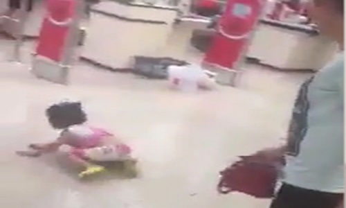 Bé gái bị mẹ đánh ngã sấp mặt ở siêu thị vì làm mất gói kẹo