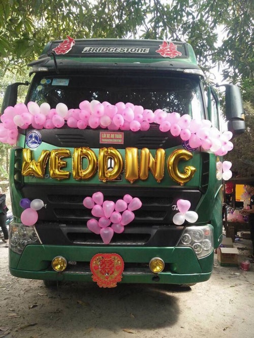 Màn rước dâu độc đáo bằng xe đầu kéo ở Thái Nguyên gây sốt