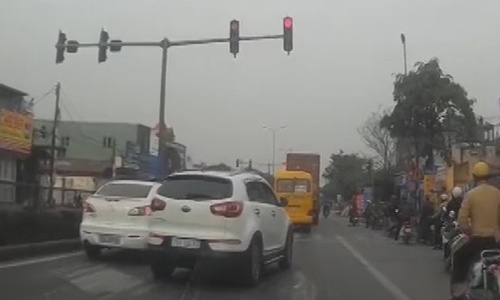 Tài xế ôtô tức giận chặn đường xe máy vì vượt đèn đỏ bất thành