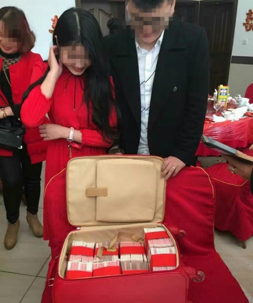 Thiếu gia Trung Quốc đem vali tiền hỏi cưới người chưa đủ tuổi