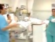 Sa thải y tá nhảy múa sung sướng trước mặt bệnh nhân đang giành giật sự sống