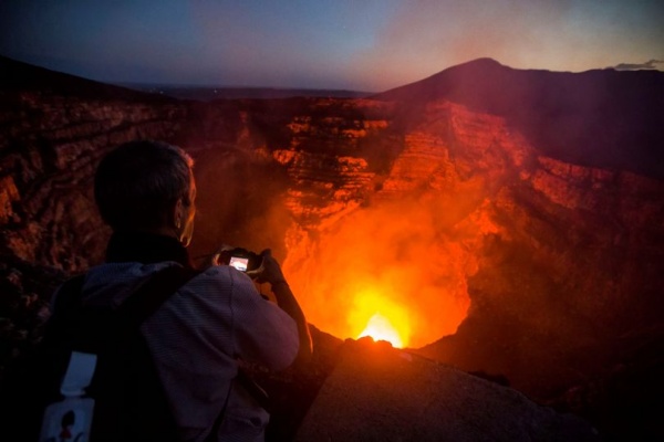 Hai người đàn ông rơi sâu 450m vào miệng núi lửa nóng đỏ