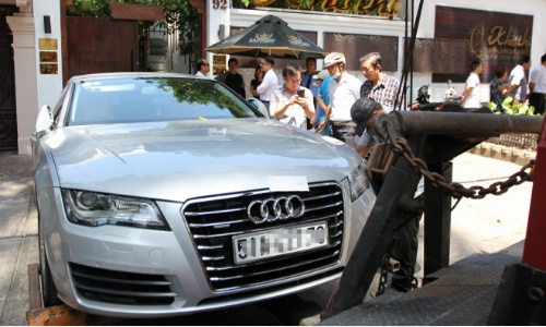 Audi của Hoa hậu Thu Hoài đỗ sai bị ông Đoàn Ngọc Hải cho cẩu về phường