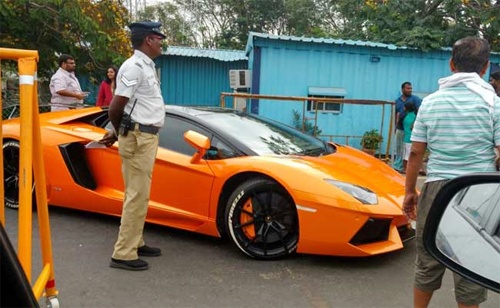 Cảnh sát Ấn Độ thu siêu xe của hội tài xế nhà giàu