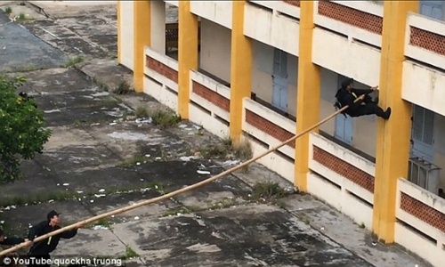 Đặc nhiệm Việt leo nhà 3 tầng bằng một cây tre được khen như Ninja