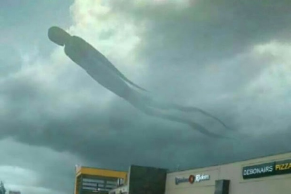 Hình người bí ẩn dài 100 mét  trôi dạt trên mây gây sợ hãi