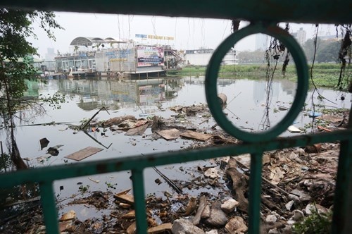 Hồ Tây hôi thối, ngập rác sau khi tháo dỡ nhà hàng nổi