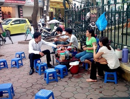 Một quận trung tâm Hà Nội có 333 điểm trà đá vỉa hè