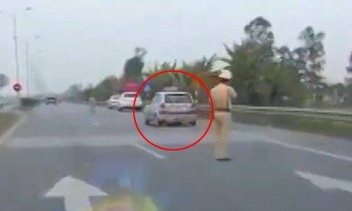 Taxi đánh võng, chạy trốn trước mặt cảnh sát giao thông