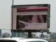 Bỏ mạng vì cố tắt phim khiêu dâm trên bảng quảng cáo trên đường cao tốc