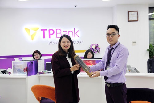 TPBank gửi tặng hàng nghìn món quà cho khách hàng nữ ngày 8/3.