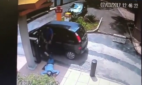 Chủ xe rút súng bắn gục kẻ cướp cạy cửa ôtô
