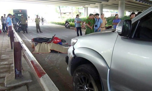 Thanh niên găm dao quanh người chết bí ẩn trên đại lộ ở SG