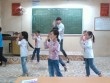 Thầy giáo tiểu học dạy học sinh nhảy múa khiến dân mạng điên đảo