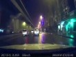 Video: Hoảng hồn thanh niên lao vào ôtô giữa phố Hà Nội