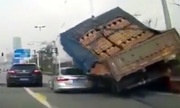 Xe tải chở gạch đổ đè bẹp ôtô ở Trung Quốc