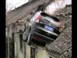 Clip ôtô bay lên mái nhà, tài xế không hiểu vì sao