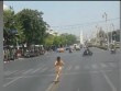 Cô gái trẻ khỏa thân chạy rong khắp phố Thái Lan khiến người đi đường choáng váng