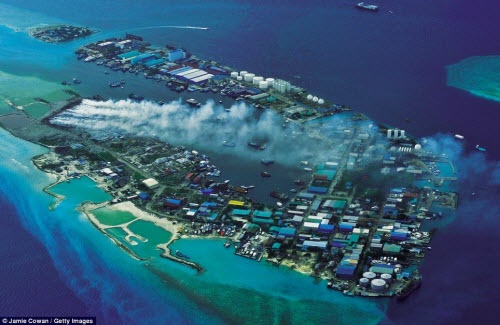Sốc với hòn đảo toàn rác phía sau thiên đường Maldives