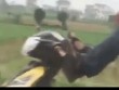 Clip: Thanh niên lái xe máy bằng chân, "làm xiếc" giữa QL1A