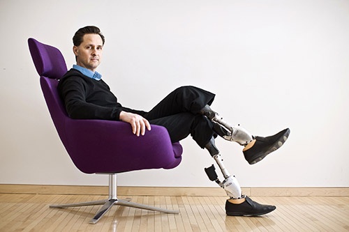 Người đàn ông khuyết tật chế tạo ra đôi chân robot đa năng