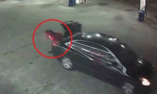 Cô gái bật tung cốp xe hơi thoát thân khỏi kẻ bắt cóc