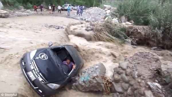 Peru: Ô tô bị lũ cuốn văng vào đá, thoát chết như phim