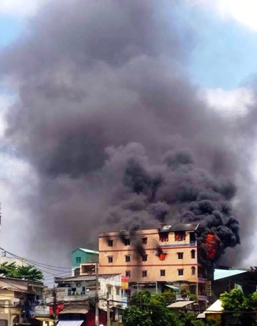 Cháy sát chợ "thần chết" ở sài SG: Hơn chục người lao ra từ biển lửa