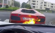 Tài xế Ferrari hoảng sợ khi Lamborghini Aventador phụt lửa
