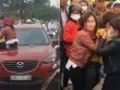 2 người phụ nữ trèo lên nóc ô tô, dùng gậy đập xe lôi bồ nhí ra ngoài đánh ghen