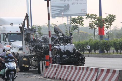 Xe container phát hỏa trên xa lộ, 2 người thoát chết trong tích tắc