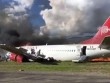 Máy bay chở hàng trăm người trượt khỏi đường băng,  bốc cháy ngùn ngụt