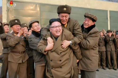 Lãnh đạo Triều Tiên Kim Jong-un tươi cười cõng cấp dưới