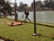 Hai nữ du khách ngoại quốc mặc bikini phơi nắng bên hồ Hoàn Kiếm