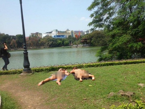 Hai nữ khách Tây mặc bikini tắm nắng bên hồ Gươm
