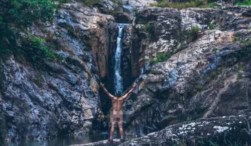 Rapper Tiến Đạt gây sốc vì đăng ảnh khỏa thân bên thác nước