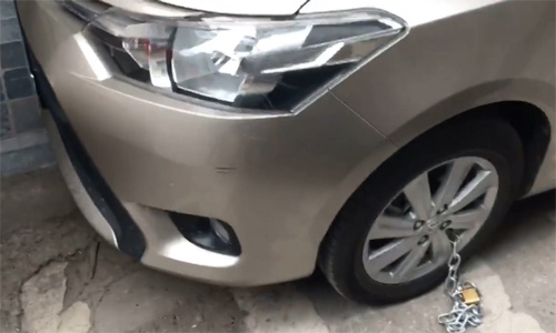 Hai ôtô bị xích lốp vì đậu sai chỗ ở Hà Nội