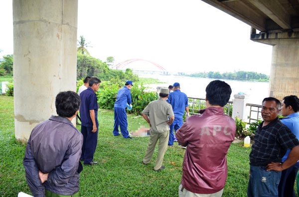 Đi câu cá tá hỏa phát hiện xác người dưới sông Sài Gòn