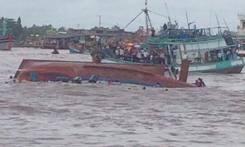 Khoảnh khắc chìm tàu khiến 2 nữ sinh tử nạn ở lễ Nghinh Ông