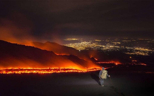 Cận cảnh núi lửa phun trào đẹp ngoạn mục ở Ý
