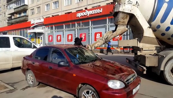 Nga: Chồng đổ bê tông ngập xe vì vợ đổi tên