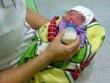 Một bé gái sơ sinh bị bỏ rơi trong bụi rậm