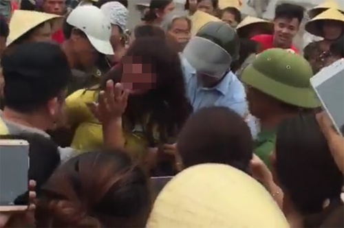 Hàng trăm người vây bắt, đánh đập một phụ nữ lạ mặt