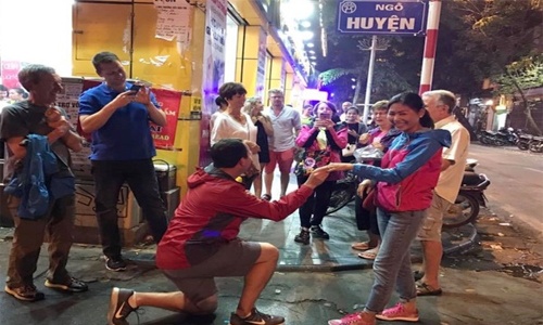 Chàng Tây quỳ gối cầu hôn bạn gái Việt trên phố Hà Nội