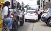 Đỗ xe chiếm lòng đường, nữ tài xế bị trừng phạt
