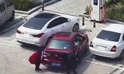 Định bê ôtô vào chỗ đỗ, 2 phụ nữ bị nam tài xế chơi khăm