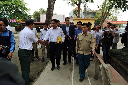 Người dân Đồng Tâm nghe Chủ tịch Chung đối thoại qua loa phóng thanh